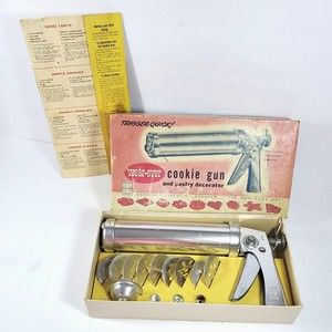 Vtg Wear Ever Cookie Gun & Pastry Decorator w/Cake Decorating Tips & Box ~ #3365